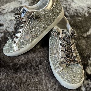 Golden Goose
Women's SuperStar Glitter Low
Top Sneakers